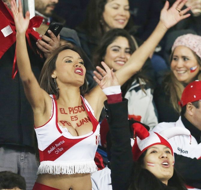  Peru fans cheer