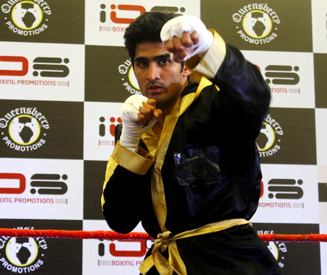 Vijender Singh during a live training session at the Phoenix Market City Mall in Kurla, Mumbai