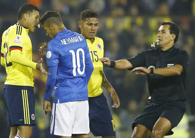 Brazil's Neymar confronts Colombia's Jeison Murillo