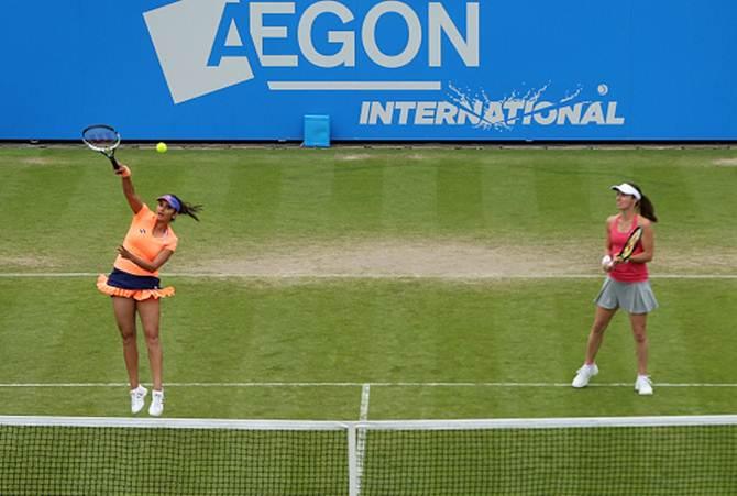 Sania Mirza (left) and Martina Hingis