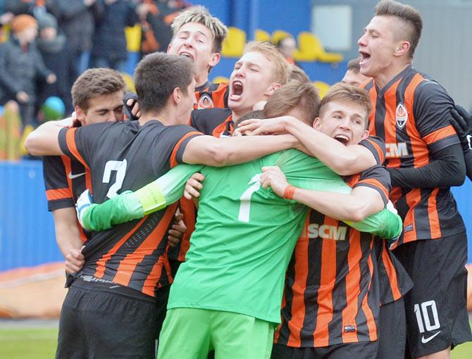 FC Shakhtar Donetsk players celebrate