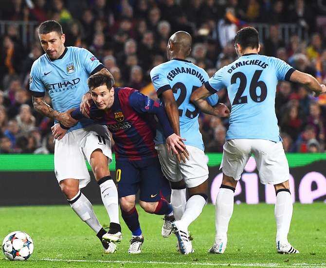 Lionel Messi of Barcelona breaks past Aleksandar Kolarov, Fernandinho and Martin Demichelis