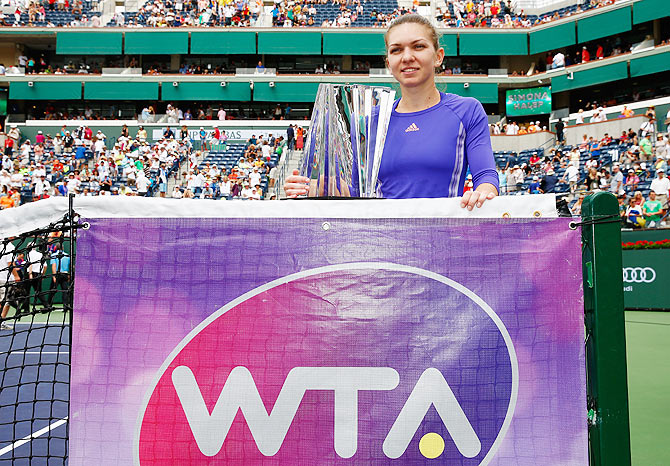 Simona Halep with the Indian Wells winners trophy