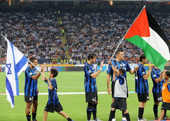  Israeli and Palestinian children with their flags