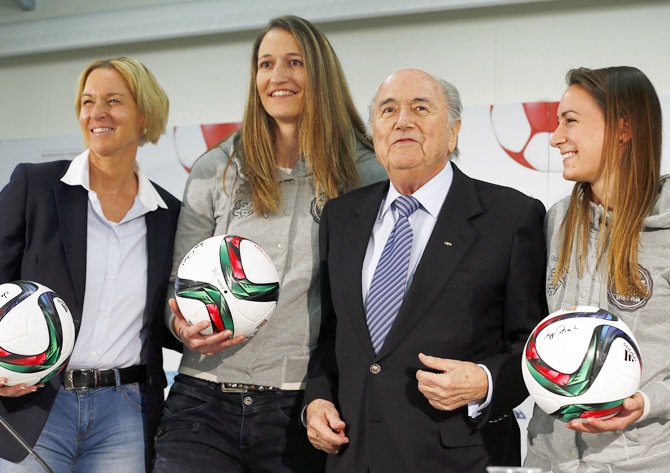 Coach Martina Voss Tecklenburg, player Antonia Albisser, FIFA president Sepp Blatter