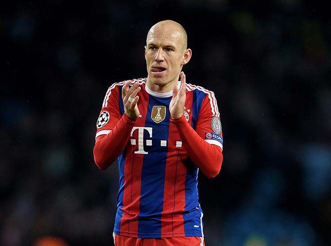 Arjen Robben of Bayern Muenchen applauds the travelling fans 