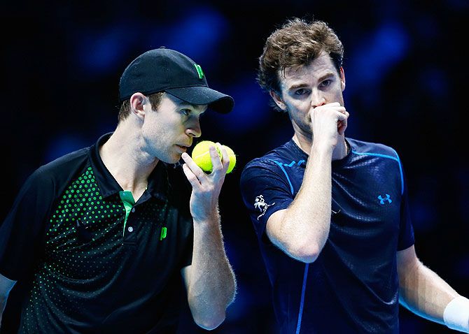 Great Britain's Jamie Murray (right) and his doubles partner Australian John Peers discuss tactics in their men's doubles match against Italy's Simone Bolelli and Fabio Fognini