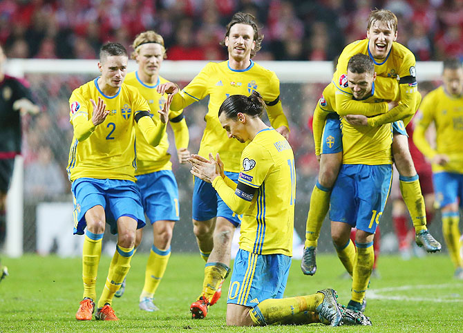 Zlatan Ibrahimovic of Sweden is mobbed by teammates as they celebrate after the UEFA EURO 2016 Qualifier Play-Off Second Leg match against Denmark at Parken Stadium in Copenhagen on Tuesday