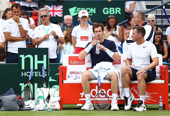 Captain of Great Britain Leon Smith (right) and Andy Murray  discuss tactics 