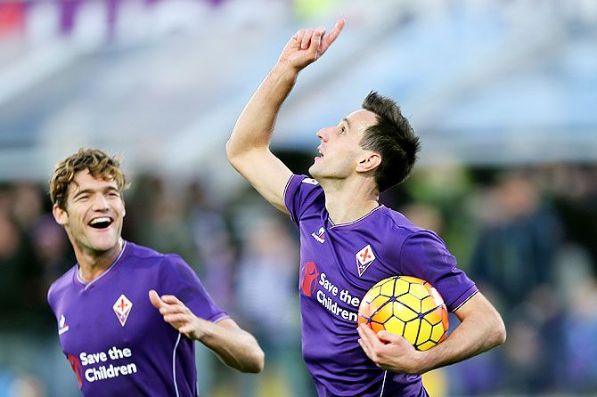 ACF Fiorentina's Nikola Kalinic celebrates after scoring against Empoli FC at Stadio Artemio Franchi in Florence