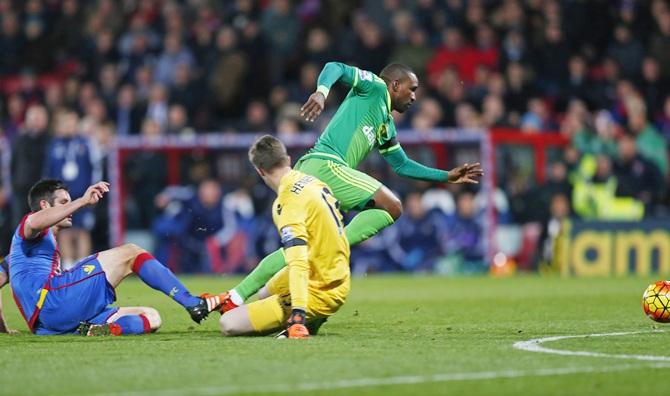 Sunderland's Jermain Defoe goes round Crystal Palace's Scott Dann and Wayne Hennessey 