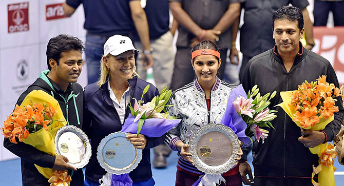 Mahesh Bhupati, Sania Mirza, Martina Navratilova and Leander Paes with trophy  