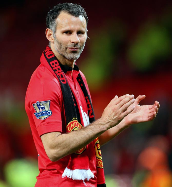 MANCHESTER, ENGLAND - FEBRUARY 10: Ryan Giggs of Manchester United in  action during the Barclays …