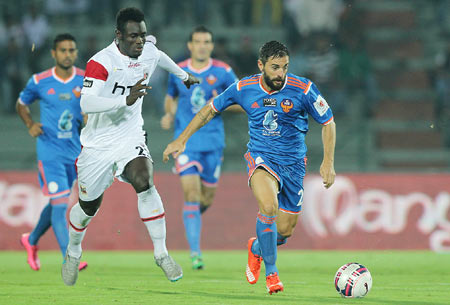 FC Goa's offre Mateu Gonzalez (right) out runs NorthEast United FC's Francis Dadzie to win possession during their Indian Super League (ISL) match at the Indira Gandhi Stadium, Guwahati, on Thursday