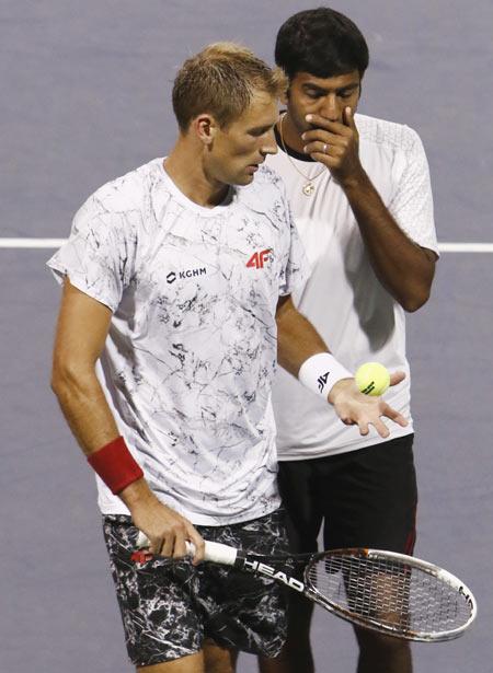 Lukasz Kubot (left) and Rohan Bopanna India discuss tactics