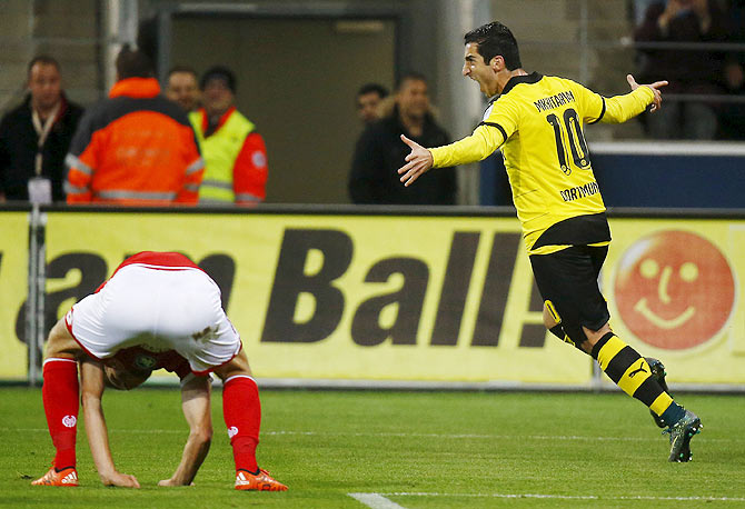  Borussia Dortmund's Henry Mkhitaryan celebrates his goal against FSV Mainz 05 during their Bundesliga match in Mainz, Germany, on Friday