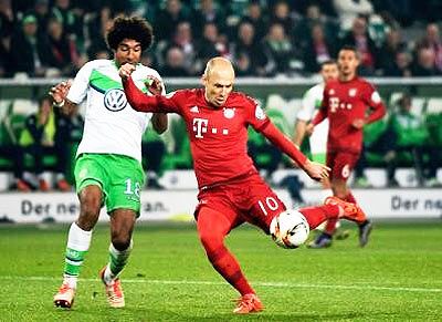 VfL Wolfsburg's Dante challenges Bayern Munich's Arjen Robben (right) during their German cup (DFB Pokal) second round match in Wolfsburg, on Tuesday