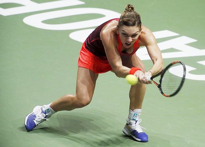 Simona Halep hits a return to Agnieszka Radwanska