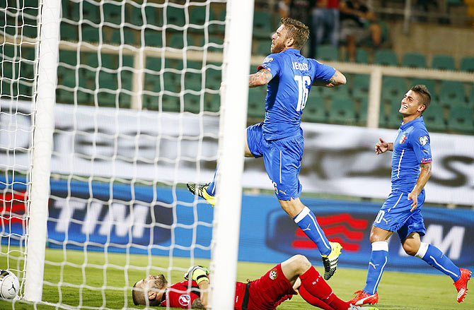 Italy's Daniele De Rossi (centre) celebrates after scoring against Bulgaria during their Euro 2016 qualification match at Renzo Barbera stadium in Palermo, Italy on Sunday
