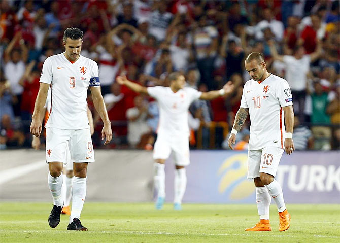 The Netherlands' Robin van Persie (left) and Wesley Sneijder react after Turkey's second goal during their Euro 2016 Group A qualifying match in Konya, Turkey, on Sunday