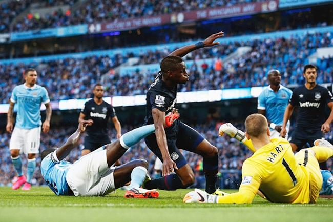 Diafra Sakho of West Ham United scores