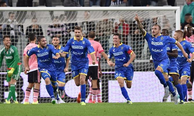 Leonardo Blanchard, right, of Frosinone Calcio celebrates 