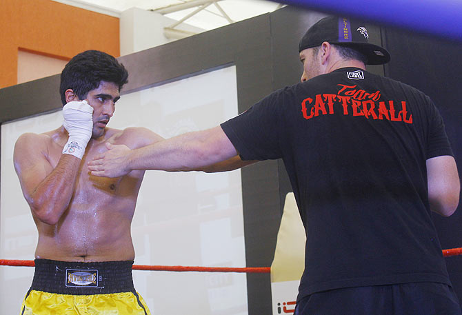 Vijender Singh trains with coach Lee Beard 