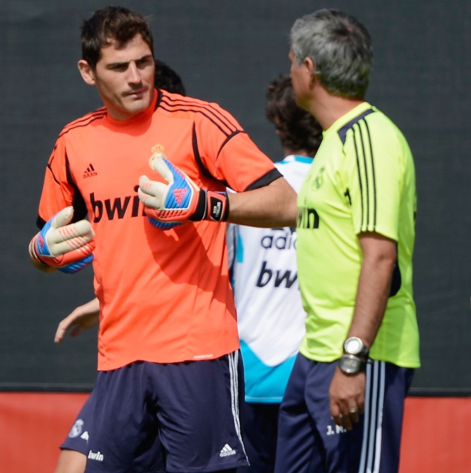  Jose Mourinho, right, speaks with goalkeeper Iker Casillas 