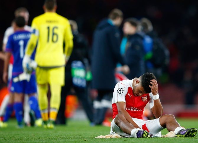 Arsenal's Alex Oxlade-Chamberlain sits dejected