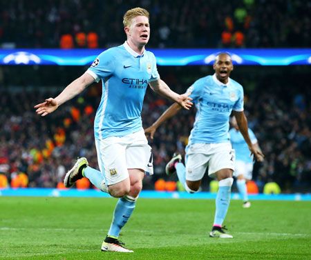 Kevin de Bruyne of Manchester City celebrates with Fernandinho as he scores against PSG during their UEFA Champions League quarter final second leg match on Tuesday