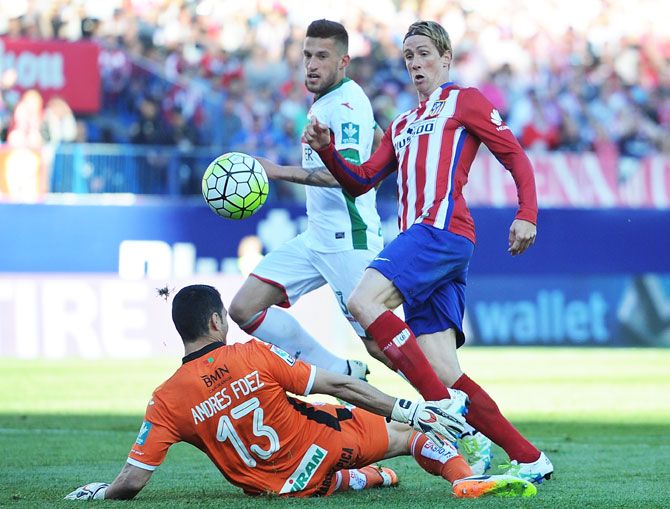 Atletico de Madrid's Fernando Torres beats Granada's 'keeper Andres Fernandez to score his team's 2nd goal during their La Liga match at Vicente Calderon Stadium on Sunday