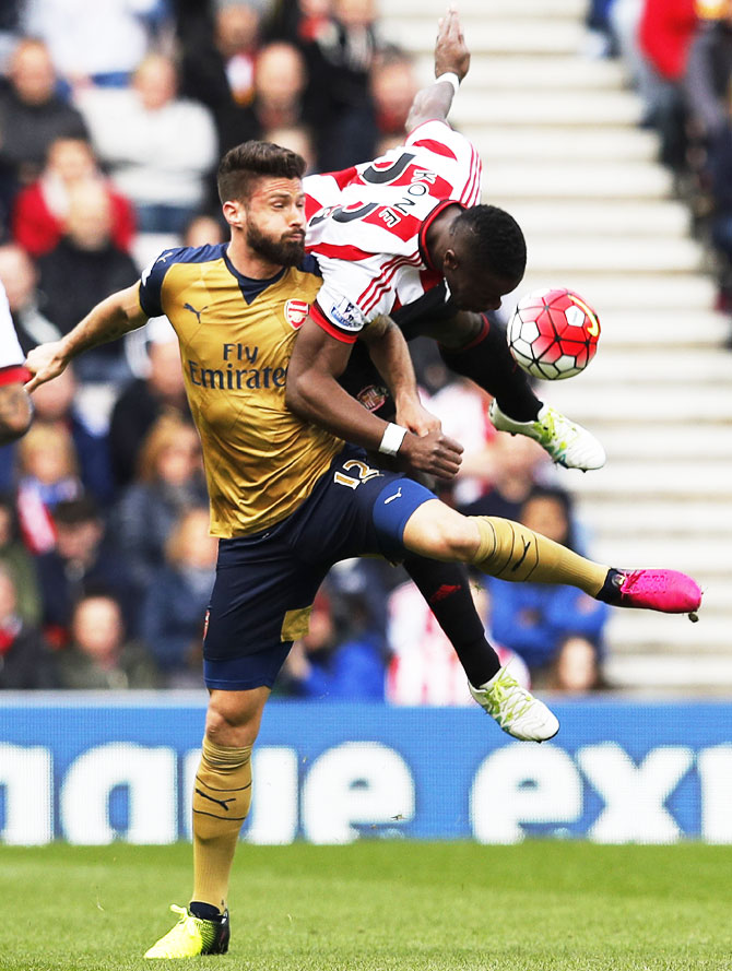 Arsenal's Olivier Giroud and Sunderland's Lamine Kone get tangled up as they vie for possession