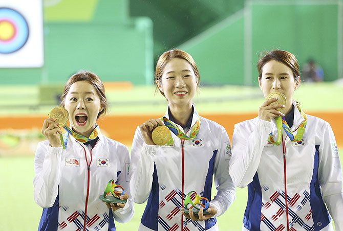 (Left-right) South Korea's Chang Hye-Jin, Choi Mi-Sun and Ki Bo-Bae pose with their gold medals after their archery team event in Sambodromo, Rio de Janeiro, Brazil ON Sunday