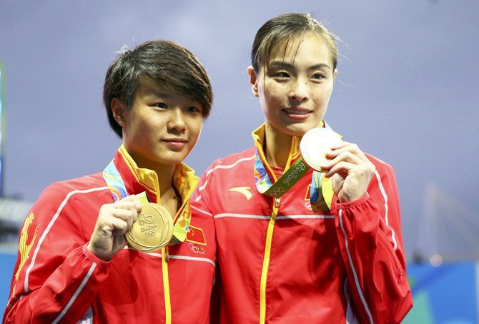 China's Shi Tingmao and Wu Minxia pose with their gold medals on Sunday