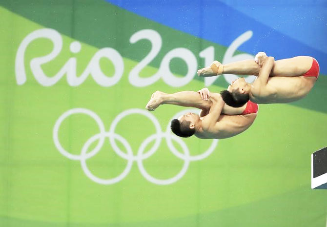 China's Chen Aisen and Lin Yue compete in the final of the men's Synchronised 10m Platform at the Maria Lenk Aquatics Centre in Rio de Janeiro on Monday