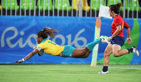 Ellia Green (AUS) of Australia scores a try during their women's 7s match against Spain on Monday