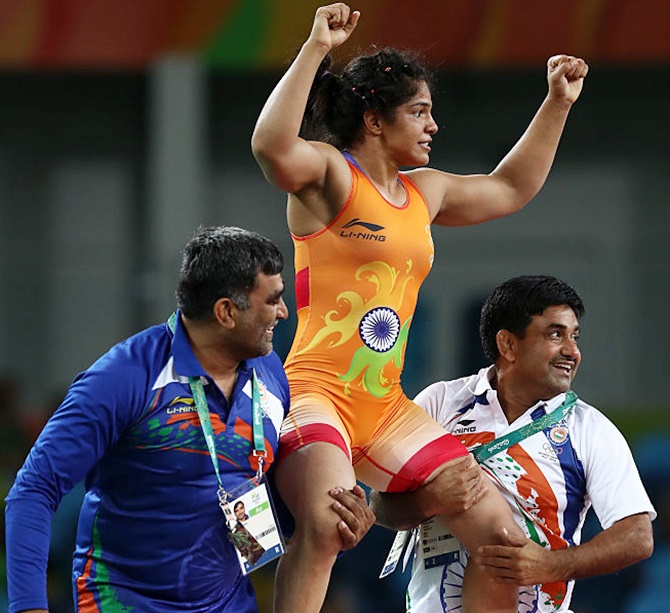 Sakshi Malik of India celebrates after defeating Aisuluu Tynybekova of Kyrgyzstan during the women's freestyle 58 kg bronze match on Day 12 of the Rio 2016 Olympic Games