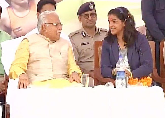 Haryana CM Manohar Lal Khattar has a chat with Sakshi Malik during the latter's felicitation ceremony