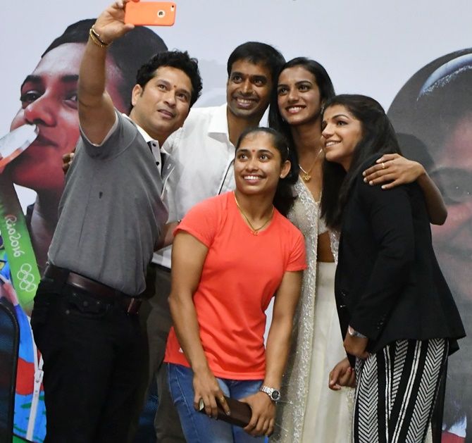 Sachin Tendulkar clicks a selfie with P Gopichand, Dipa Karmakar, P V Sindhu and Sakshi Malik