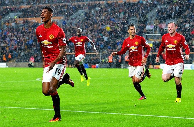 Marcus Rashford (left) of Manchester United celebrates after scoring the winning goal against Hull City