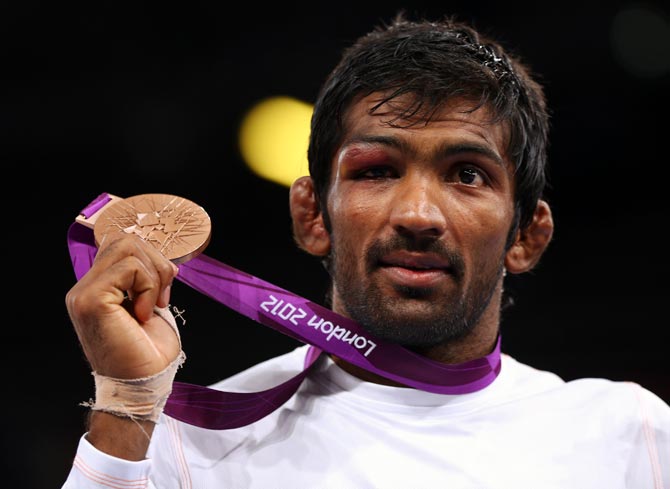  Yogeshwar Dutt poses with his bronze medal in the men's Freestyle 60 kg Wrestling at the London 2012 Olympic Games, on August 11, 2012