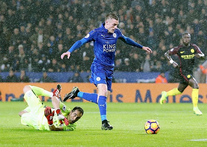 Jamie Vardy scores the third goal for Liecester City