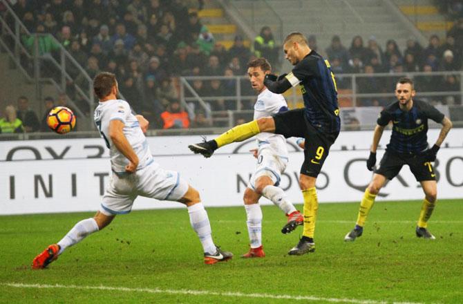 Inter Milan's Mauro Icardi (centre) shoots as he is challenged by Lazio's Stefan De Vrij during their Serie A match on Wednesday