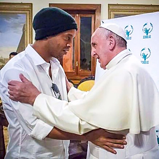 Ronaldinho with Pope