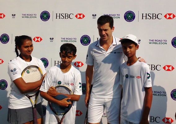 Tim Henman poses with the kids at the clinic