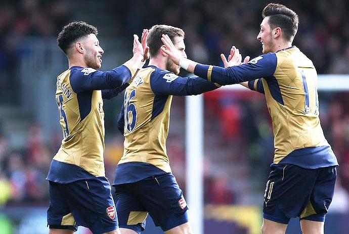 Arsenal's Alex Oxlade Chamberlain celebrates with teammate Mesut Ozil after scoring