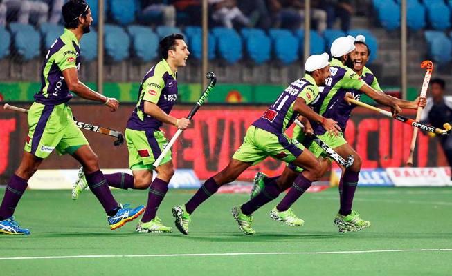 Delhi Waveriders players celebrate a goal 