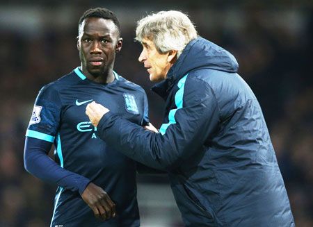 Manchester City manager Manuel Pellegrini talks to Bacary Sagna