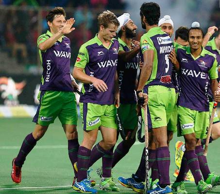 Delhi Waveriders players celebrate a goal 