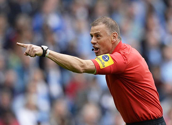 Referee Mark Halsey 